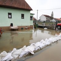 Korana poplavila Logorište, vatrogasci i vojska pomažu u obrani od vode