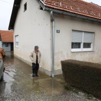 Korana poplavila Logorište, vatrogasci i vojska pomažu u obrani od vode