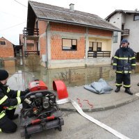 Korana poplavila Logorište, vatrogasci i vojska pomažu u obrani od vode