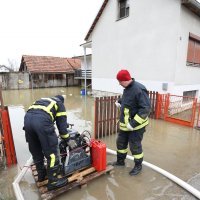 Korana poplavila Logorište, vatrogasci i vojska pomažu u obrani od vode
