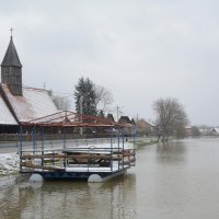 U mjestima oko Siska uz Kupu i Odru ulažu se napori da se obrane od poplava