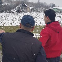 Davor Bernardić u Hrvatskoj Kostajnici s ljudima čije su kuće urušene u odronu zemlje