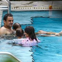 Mirka i Roger Federer s djecom na plaži