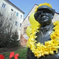 Zagrebački spomenici ukrašeni narcisama kao podsjetnik na kampanju BudiNARCISa
