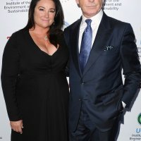 Pierce Brosnan i Keely Shaye Smith