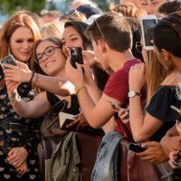 Julianne Moore s obožavateljima u Cannesu 2017.