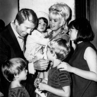 Jayne Mansfield i Mickey Hargitay s djecom - Zoltanom, Miklosom, Mariskom i Jayne Marie 1966. godine