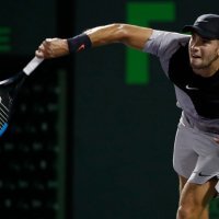 Borna Ćorić servira