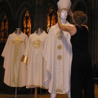 Kreacije odora za papu i misnice koje je izradila Jelena Havelka