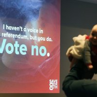 Kampanja 'Spasimo Osmi i glasajmo protiv' u Irskoj uoči referenduma o legalizaciji pobačaja