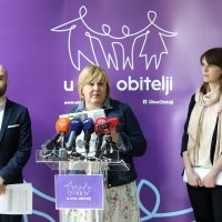 Konferencija za medije udruge U ime obitelji
