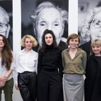 Marina Paulenka s prijateljicama na otvaranju izložbe