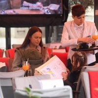 Ljupka Gojić Mikić s kćerkicama se sklonila od kiše i predahnula uz kavu