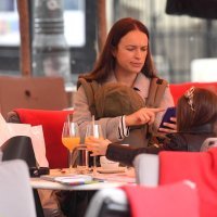 Ljupka Gojić Mikić s kćerkicama se sklonila od kiše i predahnula uz kavu