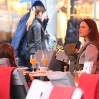 Ljupka Gojić Mikić s kćerkicama se sklonila od kiše i predahnula uz kavu