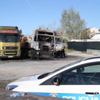 Policijski očevid izgorjelih kamiona u Splitu