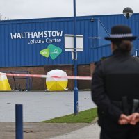 Policija i forenzičari na mjestu događaja nakon smrti 16-godišnjeg mladića u Londonu