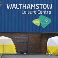 Policija i forenzičari na mjestu događaja nakon smrti 16-godišnjeg mladića u Londonu