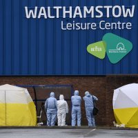 Policija i forenzičari na mjestu događaja nakon smrti 16-godišnjeg mladića u Londonu