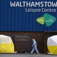 Policija i forenzičari na mjestu događaja nakon smrti 16-godišnjeg mladića u Londonu