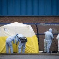 Policija i forenzičari na mjestu događaja nakon smrti 16-godišnjeg mladića u Londonu