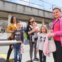 Magdalena Tolić, Martina Baus i Marija Alerić uz djecu i cisternu