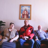 Mateja i Anto Lipovac uz Peru Grgića, predstavnika Crvenog križa