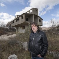 Ivica Radošević ispred svog bespravnog zdanja