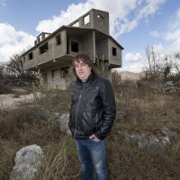 Ivica Radošević ispred svog bespravnog zdanja