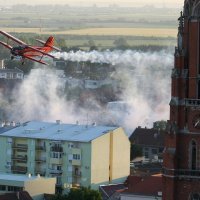 Aviozaprašivanje komaraca u Osijeku prilikom njihove najezde