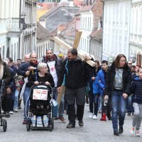 Saša Pavlić s križem dolazi na Markov trg