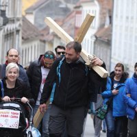 Saša Pavlić s križem dolazi na Markov trg