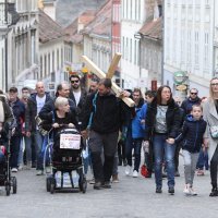 Saša Pavlić s križem dolazi na Markov trg