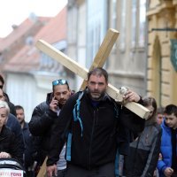 Saša Pavlić s križem dolazi na Markov trg