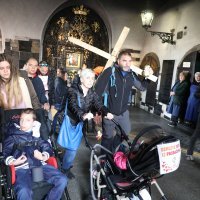 Saša Pavlić s križem dolazi na Markov trg