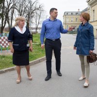 Pomoćnica ravnatelja za sestrinstvo Nevenka Begić, ravnatelj KBC Osijek Željko Zubčić i novinarka tportala