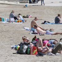 Prekrasan sunčan dan privukao veliki broj ljudi na Bačvice
