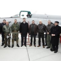 Željko Ninić s premijerom Plenkovićem i ministrom Krstičevićem lani u vojarni na Plesu