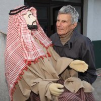 Josip Mateša postavlja jaslice u Vodicama