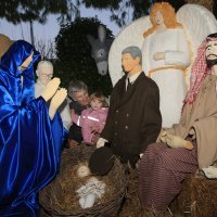 Josip Mateša postavlja jaslice u Vodicama