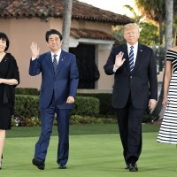 Japanski premijer Shinzo Abe sa suprugom Akie i Donald i Melania Trump