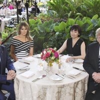 Japanski premijer Shinzo Abe sa suprugom Akie i Donald i Melania Trump