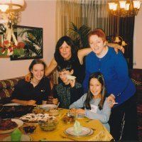 Gordana Gadžić s djecom i prijateljicama 2002.