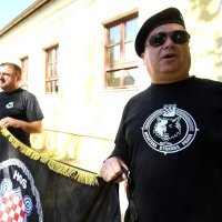 Uoči službene komemoracije HOS-ovci razvili zastavu s ustaškim pozdravom