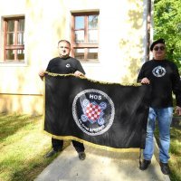 Uoči službene komemoracije HOS-ovci razvili zastavu s ustaškim pozdravom