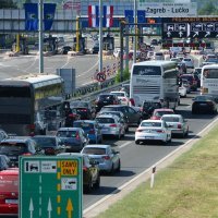 Velike prometne gužve u smjeru mora na naplatnoj postaji Lučko