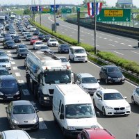 Velike prometne gužve u smjeru mora na naplatnoj postaji Lučko