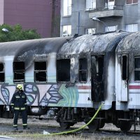 Dva vagona vlaka zapalila se na jednom od kolosijeka uz Branimirovu ulicu u neposrednoj blizini Glavnog kolodvora.