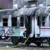 Dva vagona vlaka zapalila se na jednom od kolosijeka uz Branimirovu ulicu u neposrednoj blizini Glavnog kolodvora.