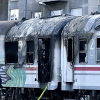 Dva vagona vlaka zapalila se na jednom od kolosijeka uz Branimirovu ulicu u neposrednoj blizini Glavnog kolodvora.